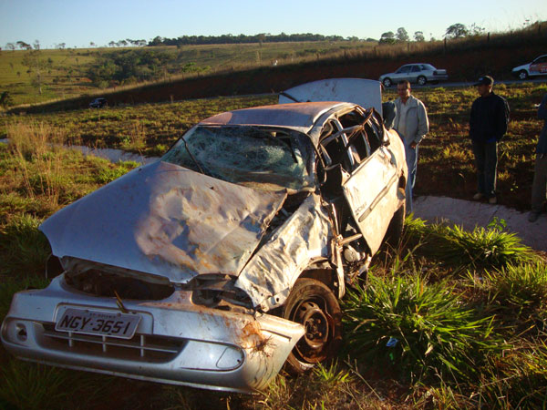 Acidente automobilístico com capotamento próximo ao Trevo de Caturaí Acidente automobilístico com capotamento próximo ao Trevo de Caturaí