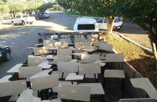 Prefeitura adquire e entrega material para escolas e creches Prefeitura adquire e entrega material para escolas e creches