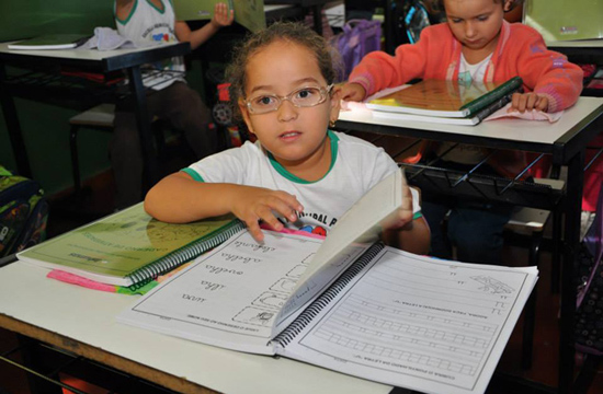 Secretaria de Educação leva cartilha às escolas municipais Secretaria de Educação leva cartilha às escolas municipais