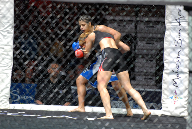 Fernanda Araújo Comemora Mais Uma Vitória no MMA Fernanda Araújo Comemora Mais Uma Vitória no MMA