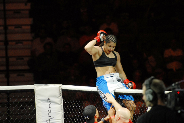 Fernanda Araújo Comemora Mais Uma Vitória no MMA Fernanda Araújo Comemora Mais Uma Vitória no MMA
