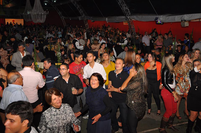 Baile Túnel do Tempo arrecada para compra de cobertores para carentes Baile Túnel do Tempo arrecada para compra de cobertores para carentes