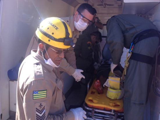 Bombeiros de Inhumas e Helicóptero Bombeiro 01 atuam em ocorrência na GO-070 Bombeiros de Inhumas e Helicóptero Bombeiro 01 atuam em ocorrência na GO-070