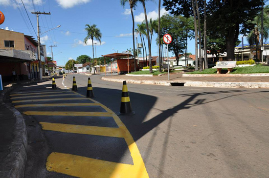 Prefeitura realiza poda de árvores e gramas e faz sinalização do trânsito Prefeitura realiza poda de árvores e gramas e faz sinalização do trânsito