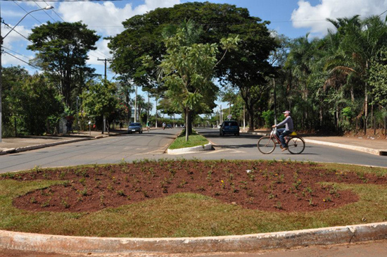 Prefeitura realiza poda de árvores e gramas e faz sinalização do trânsito Prefeitura realiza poda de árvores e gramas e faz sinalização do trânsito