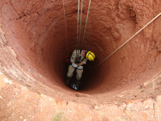 Bombeiros de Inhumas resgatam vítima de queda em cisterna no Jardim Suiço Bombeiros de Inhumas resgatam vítima de queda em cisterna no Jardim Suiço