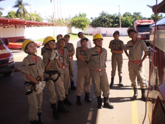Bombeiros Mirins realizam instrução de salvamento em altura Bombeiros Mirins realizam instrução de salvamento em altura