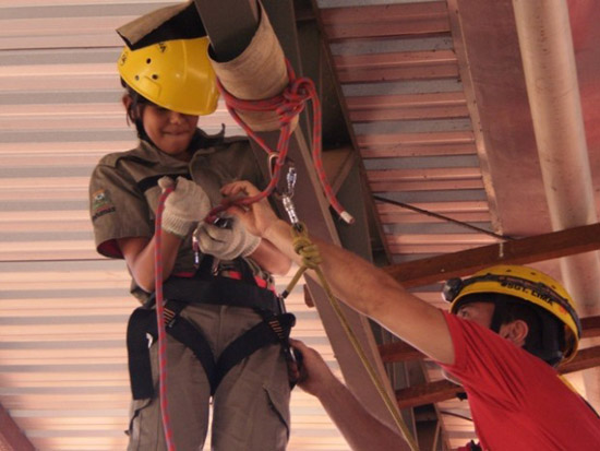 Bombeiros Mirins realizam instrução de salvamento em altura Bombeiros Mirins realizam instrução de salvamento em altura