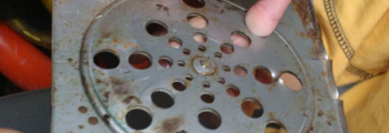 CrianÃ§a prende dedo em ralo.
