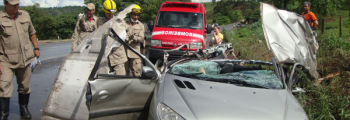 Duas Pessoas Morrem em Acidente Envolvendo Carro e Caminhão
