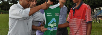Entrega uniformes para jogadores mirins