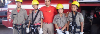 Bombeiros Mirins realizam instrução de salvamento em altura