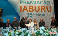 O artista plástico Nonatto Coelho recebeu um Diploma de destaque Cultural do ano de 2015, nesta última segunda-feira (16/11/2015) em Cerimônia de entrega do Troféu Jaburu, realizada  pelo Conselho Estadual de                   Cultura.
