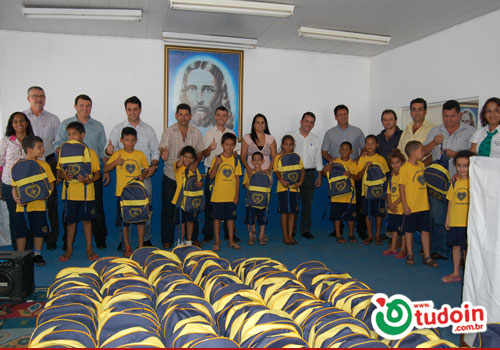 TUDOIN - Galerias de Imagens - Entrega de Kits para os alunos da LBV