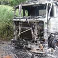 Bombeiros combatem incêndio em caminhão carregado de pneus