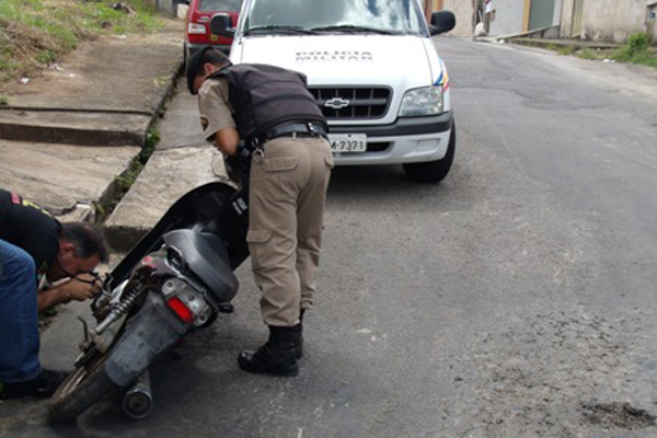 Após denuncia, suspeito é preso com moto furtada Após denuncia, suspeito é preso com moto furtada