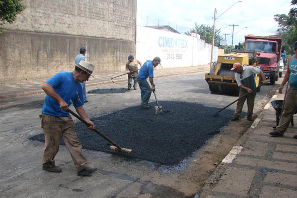 Secretaria de Obras realiza operação tapa buracos 2011 Secretaria de Obras realiza operação tapa buracos 2011