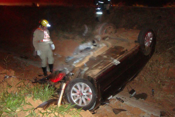 Bombeiros de Inhumas e Caldas Novas atendem acidente Bombeiros de Inhumas e Caldas Novas atendem acidente