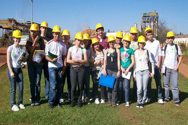 Estudantes visitam usina de açucar e álcool em Inhumas Estudantes visitam usina de açucar e álcool em Inhumas