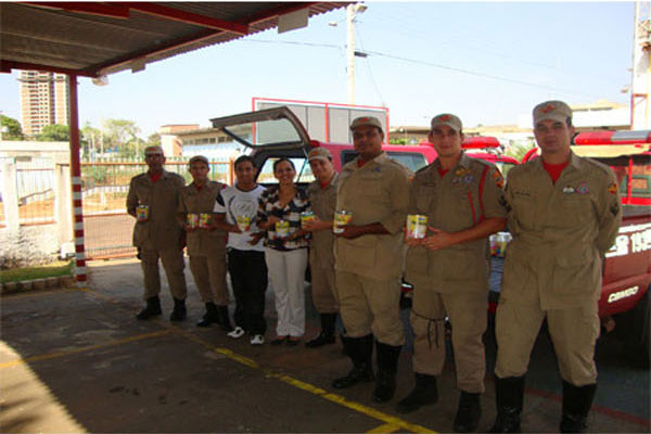 Bombeiros de Inhumas doam leite às creches municipais Bombeiros de Inhumas doam leite às creches municipais