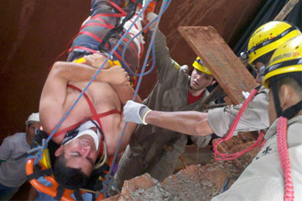 Bombeiros de Inhumas atendem vÃtima de desmoronamento Bombeiros de Inhumas atendem vÃtima de desmoronamento