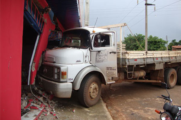 Caminhão invade drogaria em Inhumas - GO Caminhão invade drogaria em Inhumas - GO