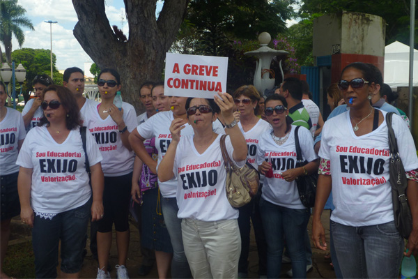 Professores de Inhumas promovem 2ª Manifestação pela Educação Professores de Inhumas promovem 2ª Manifestação pela Educação