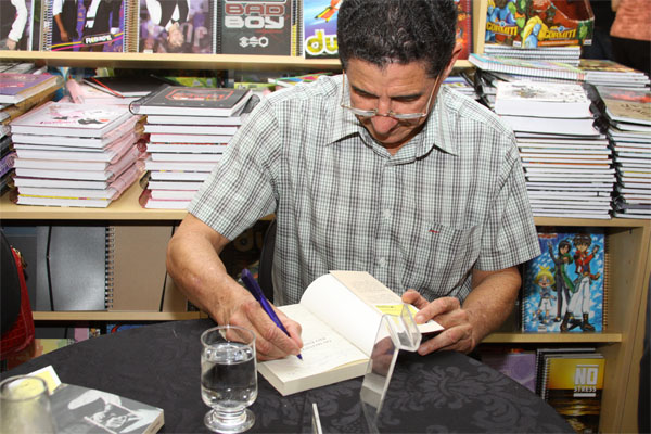 Vice-prefeito de Inhumas lança livro em Goiânia Vice-prefeito de Inhumas lança livro em Goiânia