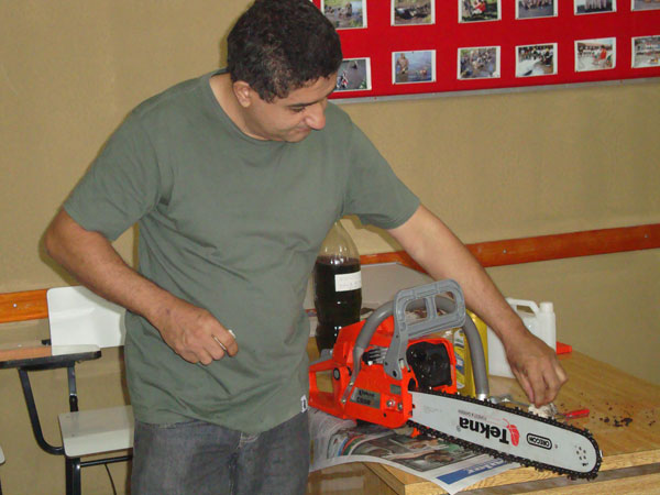 Bombeiros de Inhumas recebem instruções para o uso da Moto-Serra Bombeiros de Inhumas recebem instruções para o uso da Moto-Serra