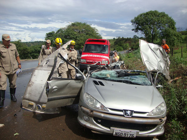 Duas Pessoas Morrem em Acidente Envolvendo Carro e Caminhão Duas Pessoas Morrem em Acidente Envolvendo Carro e Caminhão