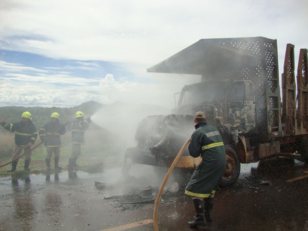 Incêndio em Caminhão Canavieiro