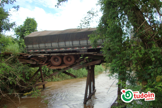 Caminhão carregado de laranja quebra ponte e quase cai em córrego Caminhão carregado de laranja quebra ponte e quase cai em córrego