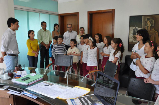 Alunos visitam a prefeitura e o Prefeito Dioji Ikeda recebe-os em seu gabinete Alunos visitam a prefeitura e o Prefeito Dioji Ikeda recebe-os em seu gabinete
