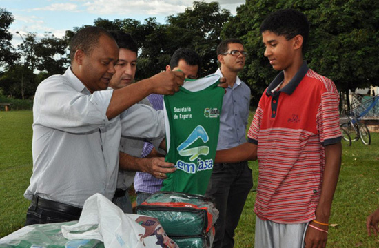 Entrega uniformes para jogadores mirins Entrega uniformes para jogadores mirins