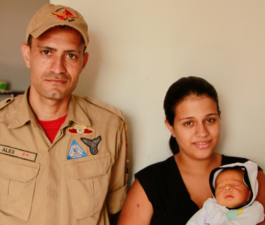 Bombeiro salva recém-nascido Bombeiro salva recém-nascido