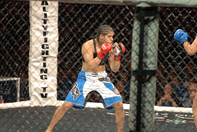 Fernanda Araújo Comemora Mais Uma Vitória no MMA Fernanda Araújo Comemora Mais Uma Vitória no MMA