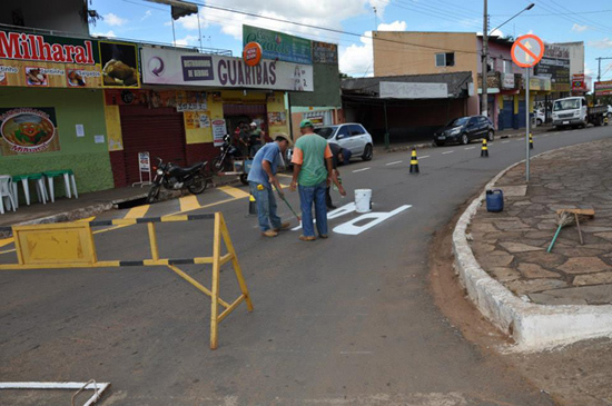 Prefeitura realiza poda de árvores e gramas e faz sinalização do trânsito Prefeitura realiza poda de árvores e gramas e faz sinalização do trânsito
