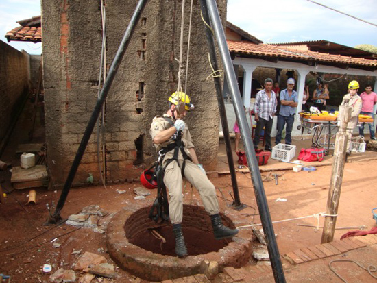 Bombeiros de Inhumas resgatam vÃtima de queda em cisterna no Jardim Suiço Bombeiros de Inhumas resgatam vÃtima de queda em cisterna no Jardim Suiço