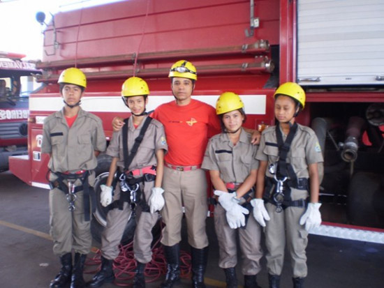 Bombeiros Mirins realizam instrução de salvamento em altura