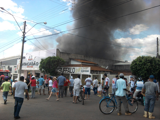 Incêndio destrói parte de duas lojas de enxovais em Inhumas Incêndio destrói parte de duas lojas de enxovais em Inhumas
