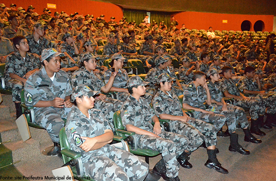 Crianças da Rede de Proteção Social visitam a base aérea de Anápolis Crianças da Rede de Proteção Social visitam a base aérea de Anápolis