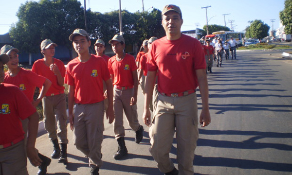 Caminhada marca inÃcio das atividades do Projeto Bombeiros Mirim em Inhumas Caminhada marca inÃcio das atividades do Projeto Bombeiros Mirim em Inhumas