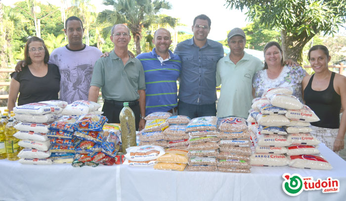 Atletas da AAI fazem repasse de alimentos Atletas da AAI fazem repasse de alimentos
