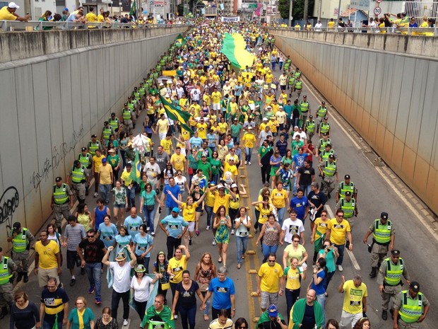 Manifestantes vão às ruas de Goiânia pedir impeachment de Dilma Manifestantes vão às ruas de Goiânia pedir impeachment de Dilma