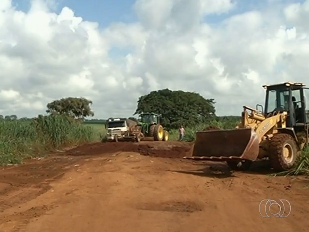 Fazendeiros se unem para recuperar estrada cheia de buracos em Goiás