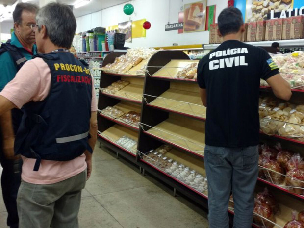 Supermercados são autuados por vender produtos vencidos em Inhumas. Supermercados são autuados por vender produtos vencidos em Inhumas.