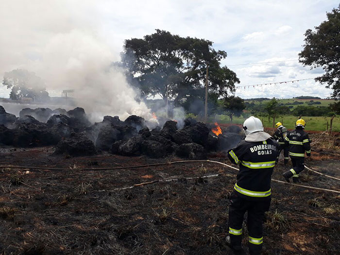 Bombeiros militares de Inhumas atuam em ocorrência de incêndio em depósito Bombeiros militares de Inhumas atuam em ocorrência de incêndio em depósito