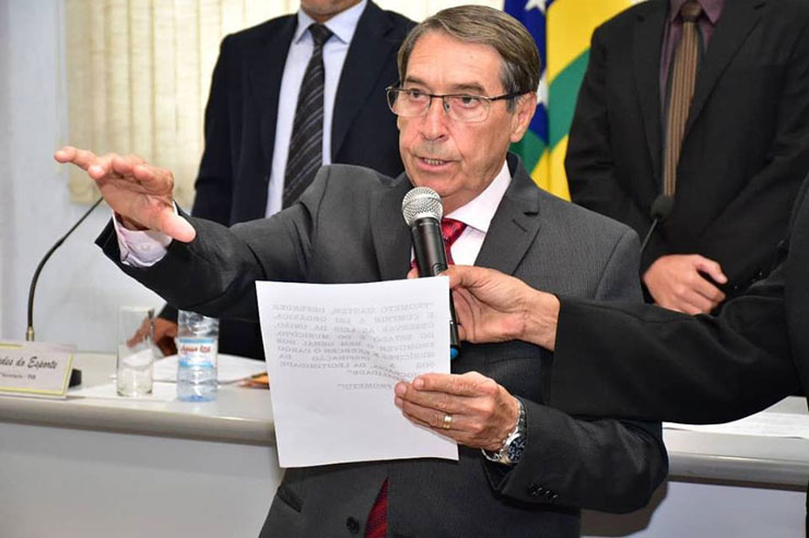 Abelardo Vaz renuncia definitivamente e Dr. João Antonio é o novo prefeito de Inhumas. Abelardo Vaz renuncia definitivamente e Dr. João Antonio é o novo prefeito de Inhumas.