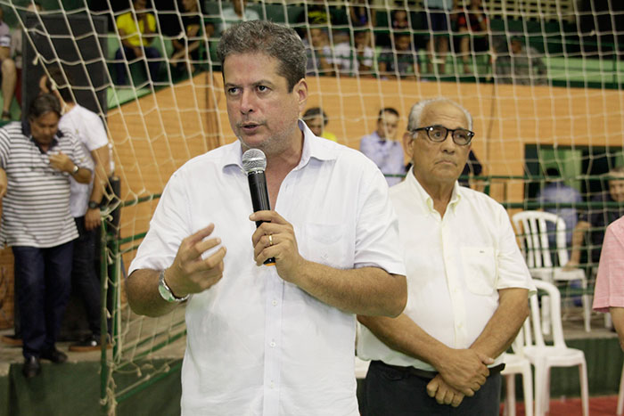 Abelardo Vaz discursa na abertura da maratona de Inhumas